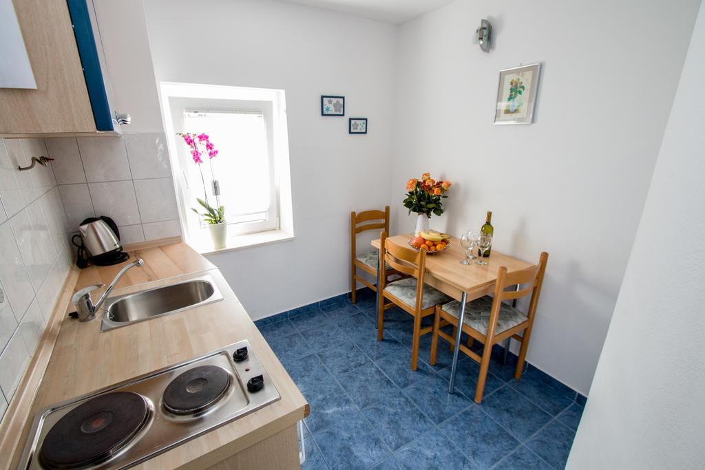 & River View Apartment *